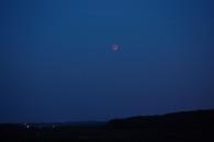 Księżyc z początku ledwo zauważalny, widoczny był coraz lepiej. foto. Artur Leśniczek