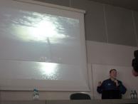 Terry Virts pokazuje zdjęcie ze startu misji STS-130, w której uczestniczył.