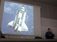 Terry Virts pokazuje zdjęcie wahadłowca Endeavour.