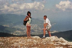 Podczas wyprawy na szczyty grskie. Kasia Bryndal i Marcin Dyrka na tle Jaty. (fot. B.Wszoek)