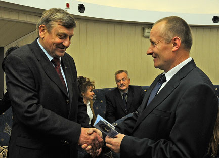 Kosmonauta Mirosaw Hermaszewski otrzymuje od Bogdana Wszoka legitymacj honorowego czonka SACTN.