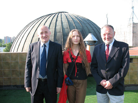 Prof. Piotr Flin (z prawej) w towarzystwie Kariny Bczek i Bogdana Wszoka na tle kopuy czstochowskiego planetarium. (fot. B.Wszoek)