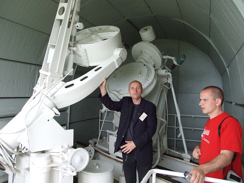 Uczestnicy wyprawy w Krymskim Obserwatorium Astrofizycznym przy teleskopie sonecznym.
