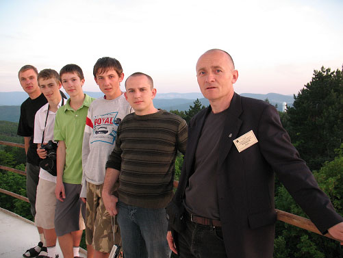 Uczestnicy wyprawy w Krymskim Obserwatorium Astrofizycznym na wysokociach kopuy teleskopu Szaina.