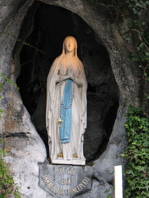 Figura Matki Boej w Lourdes