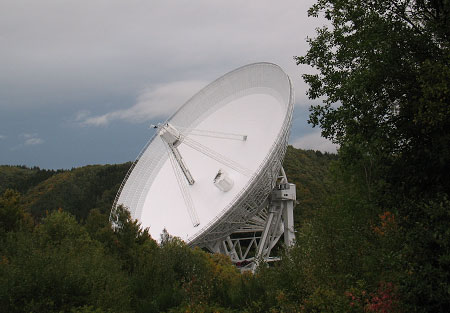 Effelsberski kolos - radioteleskop o rednicy czaszy 100 metrw. (fot. B.Wszoek)