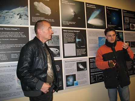 Micha Drahus objania tajniki misji kosmicznej ROSETTA do komety Churiumov-Gerasimenko (fot. M.Wszoek)