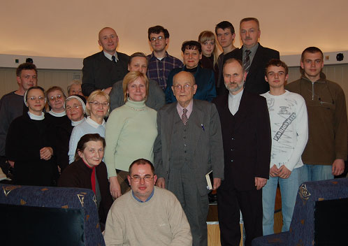 Profesor Konrad Rudnicki (z Bibli w rce) pord czonkw SACTN oraz goci. (fot. A.Strzelecki)
