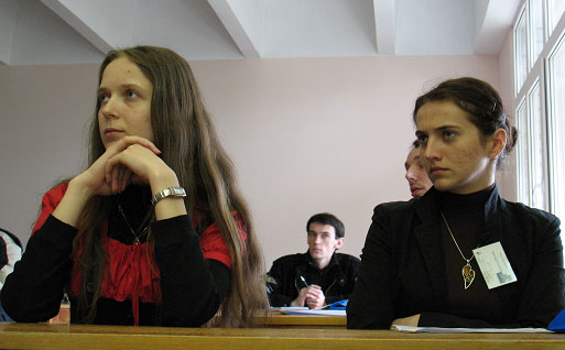 Karina Bczek i Katarzyna Bryndal suchaj wykadu podczas konferencji w Kijowie. (fot. B. Wszoek)
