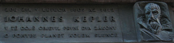 Tablica pamitkowa na kamienicy w ktrej Kepler odkry pierwsze i drugie prawo ruchu planet. (fot. B.Wszoek)