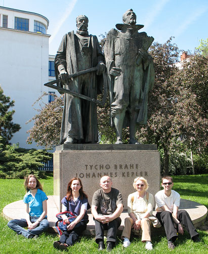 Przed pomnikiem Tychona i Keplera w Pradze. (fot. R.Staniewski)