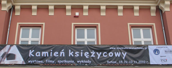 Informacja o wystawie kamienia Ksiycowego na balkonie Ratusza. (fot. B.Wszoek)