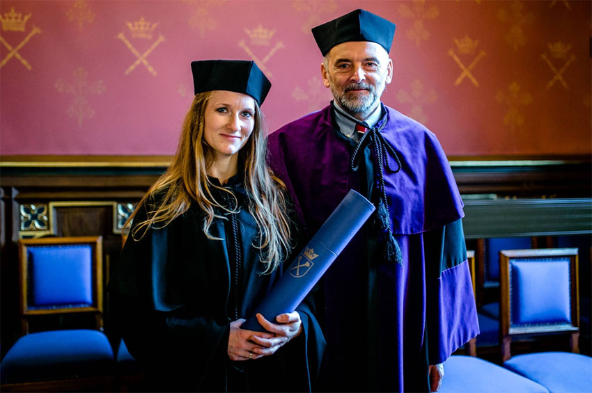 Dr Agnieszka Kumicz i Prof. dr hab. Stanisaw Zoa podczas 
promocji.