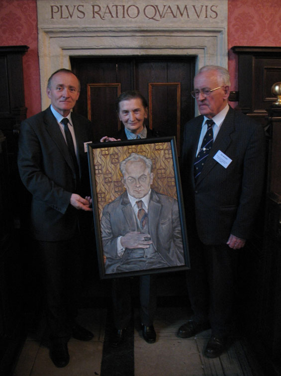 Portret Konrada Rudnickiego (1926 - 2013) przeznaczony do 
powieszenia w sali wykadowej OAUJ. Od lewej: Bogdan Wszoek, Teresa Rudnicka i 
Jan Mietelski.
