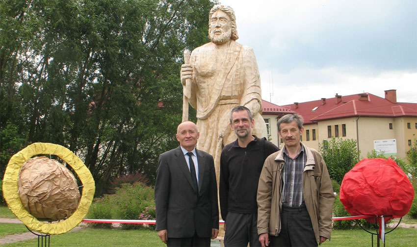 Przed Jowiszem astronomowie (od lewej): Bogdan Wszoek, Marian 
Soida i Stanisaw Ry.