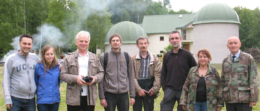 W obserwatorium (od lewej): Micha Drahus, Agnieszka Drahus, 
Kazimierz Fudala, Szymon Sikora, Stanisaw Ry, Marian Soida oraz Magdalena i 
Bogdan Wszokowie.