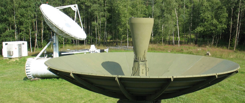RT-5.4 w Rzepienniku Biskupim. W tle 9-metrowa antena z Psar.