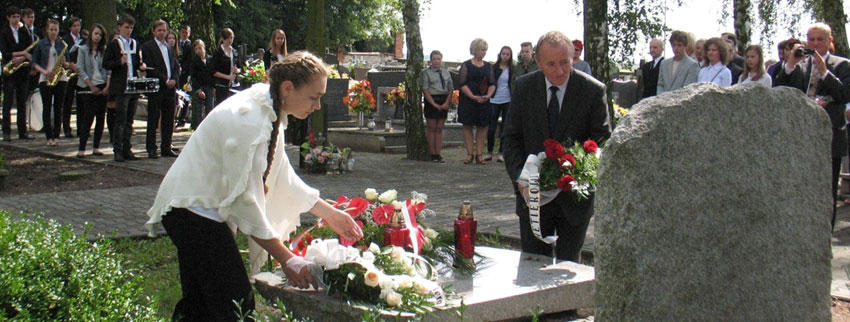 Agnieszka Dymarek (prezes PTMA-O/Czstochowa) i Bogdan Wszoek 
(prezes AN) skadaj kwiaty na grobie Metlera.