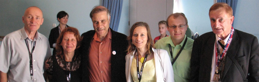 Uczestnicy konferencji (od lewej): Bogdan Wszoek, Magdalena 
Wszoek, Robert Zubrin, Agata Koodziejczyk, Pawe Koodziejczyk, Kazimierz 
Baszczak.