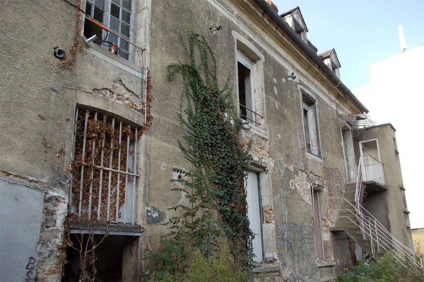 Fasada dawnego domu Szarytek w Juvisy pod Paryem, w ktrym 
y i pracowa ks. Bonawentura Metler. Budynek w stanie ruiny przeznaczono do 
rozbirki.