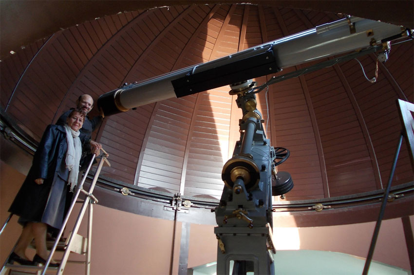 Magdalena Wszoek i Francis Oger pod kopu obserwatorium 
Flammariona w Juvisy.