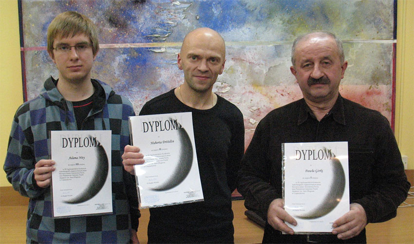 Zwycizcy konkursu astrofotograficznego. (Od prawej): Pawe 
Grka (I miejsce), Hubert Drd (II miejsce) i Adam Nita (III miejsce).