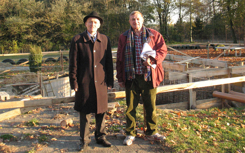 Cieszcin, 4 listopada. Bogdan Wszoek i Kazimierz Baszczak 
na tle zazbrojonego wykopu pod fundament RT-13.