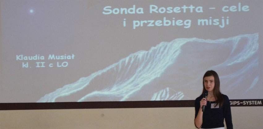 Klaudia Musia podczas prezentacji (archiwa VII LO w 
Czstochowie).
